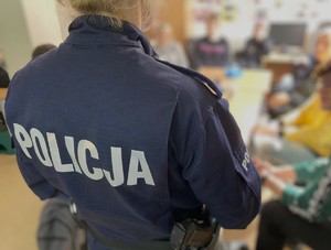 Policjantka wśród młodzieży