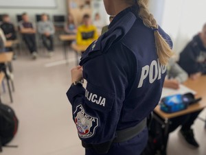 Policjantka wśród młodzieży