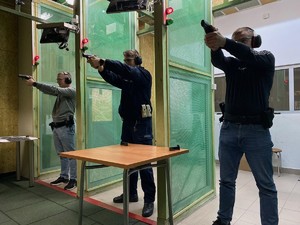 Policjanci na strzelnicy