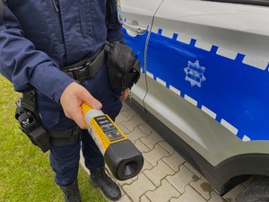 Policjantka z alkomatem