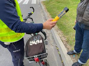 Policjant sprawdza stan trzeźwości rowerzysty