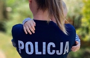 Policjantka z dzieckiem na ręku