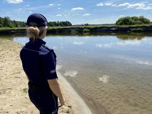 Policjantka nad rzeką