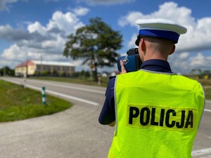 Policjant z miernikiem prędkości