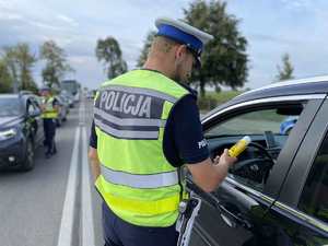 Policjanci kontrolują stan trzeźwości kierowców