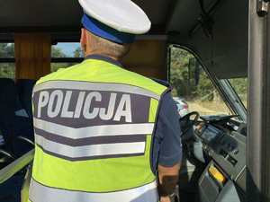 Policjant wchodzi do autobusu