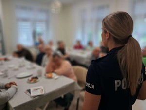 Policjantka i seniorzy