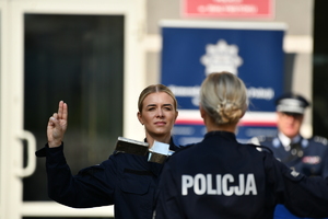 Policjantki przy sztandarze składają ślubowanie