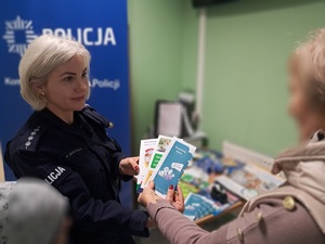 policjantka rozdająca ulotki