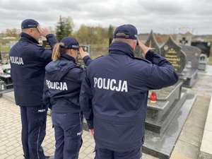 Policjanci na cmentarzu