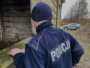 Policjant zagląda do pustostanu