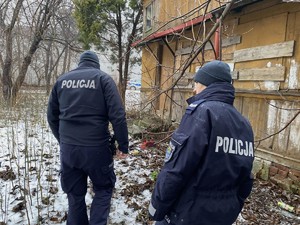 Policjanci przy pustostanie