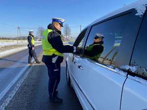 Policjanci badają stan trzeźwości kierowcy