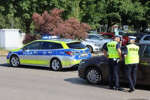 Policjanci przeprowadzają kontrolę drogową