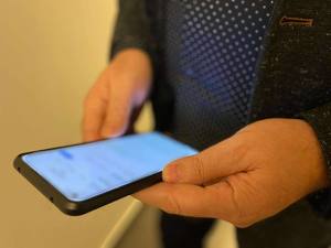 Mężczyzna trzymający telefon komórkowy w dłoniach