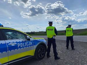 Policjanci przy drodze sprawdzają prędkość pojazdów