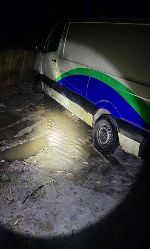 Noc. Bus, który ugrzązł w błocie.