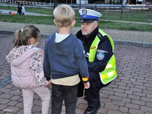 Policjant i dwoje dzieci
