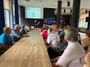 Policjanci na spotkaniu z mieszkańcami