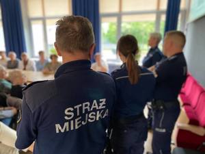 Policjanci i strażnik miejski na spotkaniu z mieszkańcami