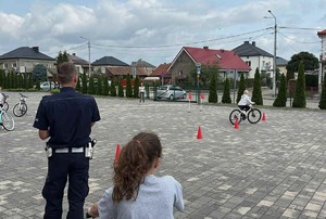 Policjant i dzieci na rowerze
