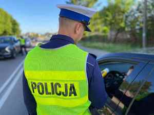 Policjant bada stan trzeźwości kierowcy