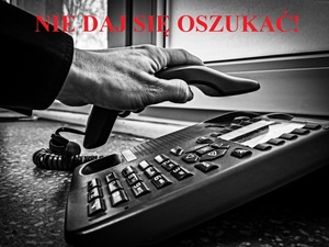 Kobieta odkłada słuchawkę telefonu. Napis: Nie daj się oszukać!