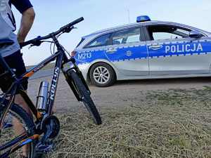 Rowerzysta i radiowóz