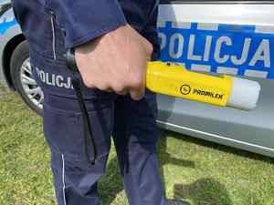 Policjant z alkomatem