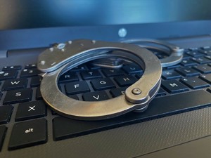 Kajdanki na klawiaturze laptopa