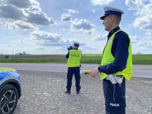 Policjanci przy drodze