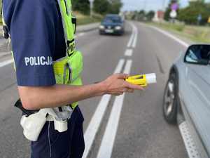 Policjant z alkomatem