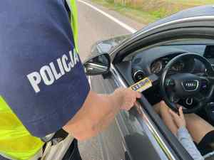 Policjant z alkomatem