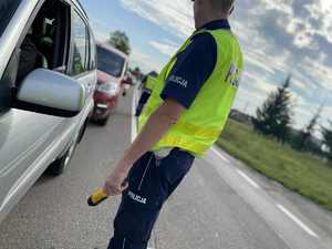 Policjant z alkomatem na drodze