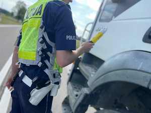 Policjant z alkomatem