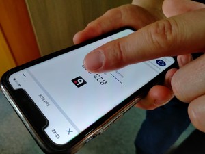 Mężczyzna trzyma telefon komórkowy w dłoniach