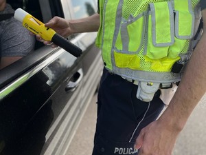 Policjant przeprowadza badanie stanu trzeźwości kierowcy
