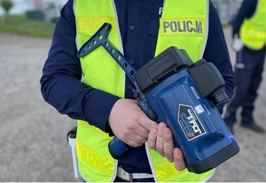 Policjant z ręcznym miernikiem prędkości