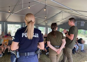 Policjantka, przedstawiciele nadleśnictwa i dzieci