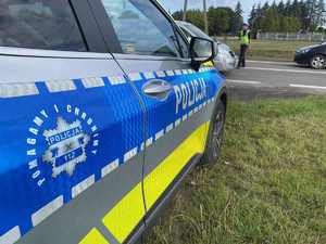 Policjant na drodze bada stan trzeźwości kierowców
