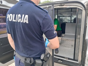 policjant przy radiowozie