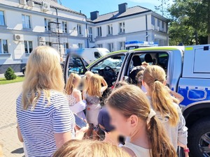 dzieci z wizyta na komendzie