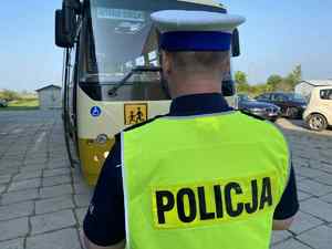 Policjant kontroluje autokar