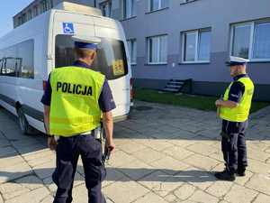 Policjanci kontrolują autokar