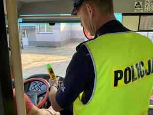Policjant sprawdza stan trzeźwości kierowcy autobusu