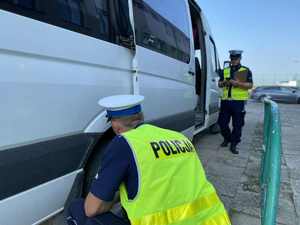 Policjanci kontrolują autokar