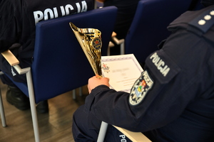 Policjant z pucharem