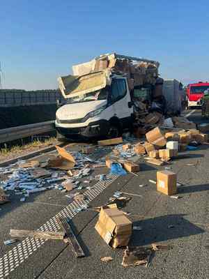 Rozbity samochód iveco na drodze