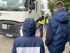Policjant przeprowadza kontrole drogową ciężarówki