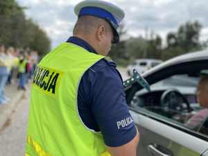 Policjant przeprowadza kontrole drogową